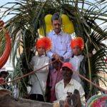 बैलगाडीतून चिमुकल्यांची शाळेत एंट्री
